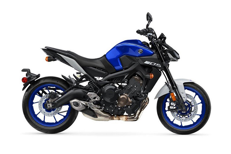 Ngoài bổ sung thêm màu sắc mới, Yamaha MT-09 2020 mới không được Yamaha bổ sung thêm bất kỳ nâng cấp hay trang bị nào mới. Tổng thể xe vẫn mang kiểu dáng naked streetfighter đậm chất thể thao mạnh mẽ. Bình xăng có tuy không gồ hằn lên cao nhưng lại bè sang hai bên tạo nên cảm giác cơ bắp, yên xe thiết kế một mảnh kéo dài về phía sau.