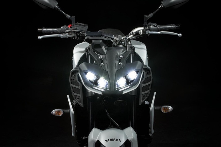Là phiên bản mới nhất nên hệ thống chiếu sáng của mẫu xe naked-bike Yamaha MT-09 2020 ứng dụng công nghệ LED hiện đại. Trong đó, đèn pha được tạo nên từ mặt đèn tạo hình dữ dằn, bên trong là bốn bóng LED. Đèn hậu phanh của xe cũng có thiết kế sắc sảo hơn để phù hợp với phong cách xe.