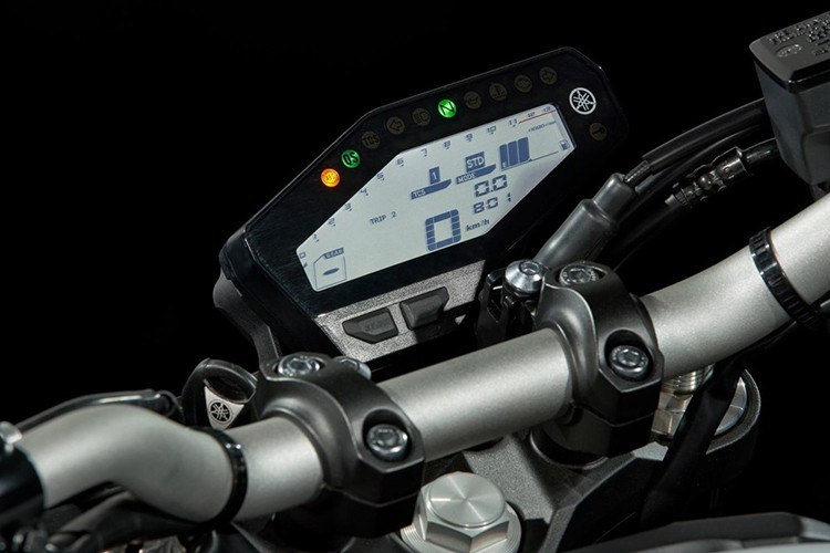 Hệ thống treo trên xe gồm cặp phuộc trước hành trình ngược, giảm xóc đơn phía sau cùng càng hợp kim tạo nên hệ thống treo phía sau của xe. Đi kèm là bộ vành đúc kích thước 17 inch.