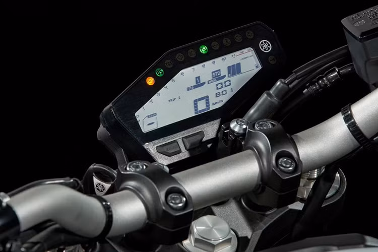 Hệ thống treo trên xe gồm cặp phuộc trước hành trình ngược, giảm xóc đơn phía sau cùng càng hợp kim tạo nên hệ thống treo phía sau của xe. Đi kèm là bộ vành đúc kích thước 17 inch.