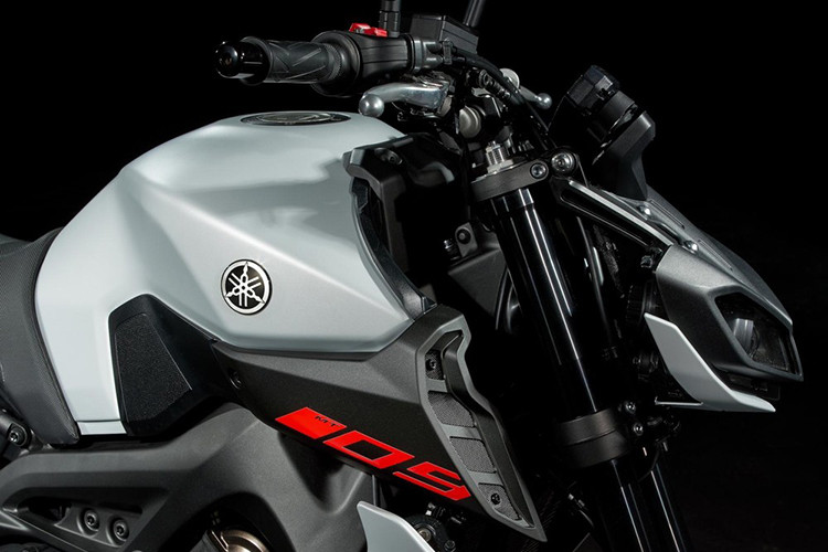 Các trang bị tiêu chuẩn trên xe còn có hệ thống chống bó cứng phanh ABS, hệ thống kiểm soát lực kéo, hệ thống sang số nhanh QuickShift một chiều, bình xăng dung tích 14 lít và pát biển số kiêm chắn bùn sau được bắt vào càng xe, bảng đồng hồ kỹ thuật số đặt lệch quen thuộc.