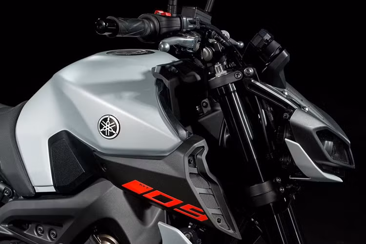 Các trang bị tiêu chuẩn trên xe còn có hệ thống chống bó cứng phanh ABS, hệ thống kiểm soát lực kéo, hệ thống sang số nhanh QuickShift một chiều, bình xăng dung tích 14 lít và pát biển số kiêm chắn bùn sau được bắt vào càng xe, bảng đồng hồ kỹ thuật số đặt lệch quen thuộc.