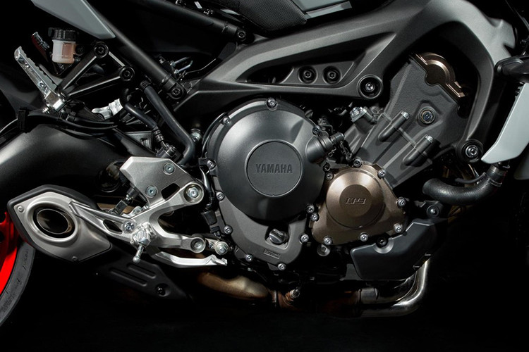 Yamaha MT-09 2020 tiếp tục mang sức mạnh vượt trội nhờ khối động cơ CP3, với thiết lập 3 xylanh, dung tích 847 cc, làm mát bằng dung dịch, sản sinh công suất 115 mã lực tại tua máy 10.000 vòng/phút và mô-men xoắn cực đại 87,5 Nm tại tua máy 8.500 vòng/phút.