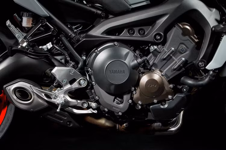 Yamaha MT-09 2020 tiếp tục mang sức mạnh vượt trội nhờ khối động cơ CP3, với thiết lập 3 xylanh, dung tích 847 cc, làm mát bằng dung dịch, sản sinh công suất 115 mã lực tại tua máy 10.000 vòng/phút và mô-men xoắn cực đại 87,5 Nm tại tua máy 8.500 vòng/phút.