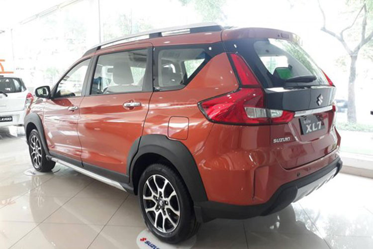 Hơn nữa, Mitsubishi liên tục ra các chương trình ưu đãi cho khách mua Xpander như giảm 50% phí trước bạ khiến cho XL7 khó có cơ hội cạnh tranh với đối thủ. Mẫu MPV lai SUV đang được phân phối tại thị trường Việt dưới dạng xe nhập khẩu nguyên chiếc từ Thái Lan, giá dao động từ 590-600 triệu đồng. XL7 là mẫu xe giữ vai trò chủ lực của Suzuki.