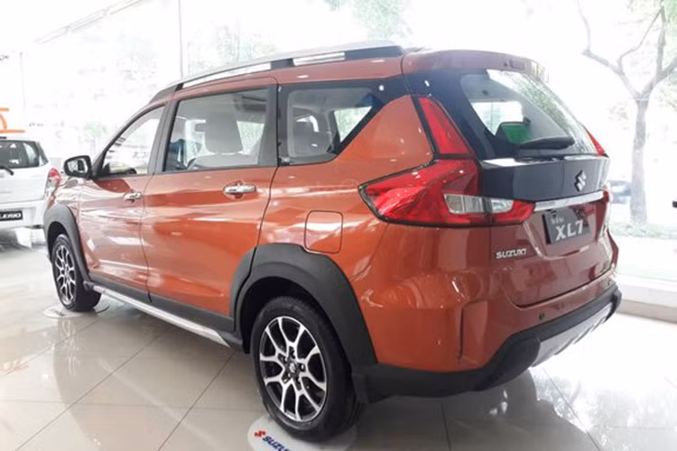 Hơn nữa, Mitsubishi liên tục ra các chương trình ưu đãi cho khách mua Xpander như giảm 50% phí trước bạ khiến cho XL7 khó có cơ hội cạnh tranh với đối thủ. Mẫu MPV lai SUV đang được phân phối tại thị trường Việt dưới dạng xe nhập khẩu nguyên chiếc từ Thái Lan, giá dao động từ 590-600 triệu đồng. XL7 là mẫu xe giữ vai trò chủ lực của Suzuki.