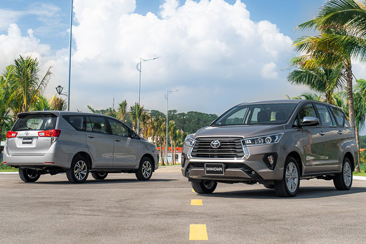 Nguyên nhân khiến Innova bị khách hàng quay lưng là do giá cao, ít trang bị tiện nghi. Mặc dù cung cấp sự lựa chọn phong phú cho khách hàng nhưng mức giá 750-997 của mẫu xe này quá cao đối với những ai có ý định mua xe để chạy dịch vụ.