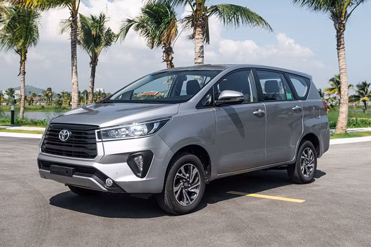 Từng là mẫu xe chủ lực của Toyota với quá khứ huy hoàng tại thị trường Việt Nam, Innova giờ đây như một kẻ thất thế, bị lu mờ hoàn toàn khi đứng cạnh hai đối thủ đồng hương. Kết thúc tháng 7, doanh số Toyota Innova chỉ vỏn vẹn 41 xe được bán ra, giảm 158 xe so với tháng trước. Tính chung từ đâu năm đến nay, Toyota Innova chỉ bán được 1.811 xe, giảm 35% so với cùng kì năm ngoái.