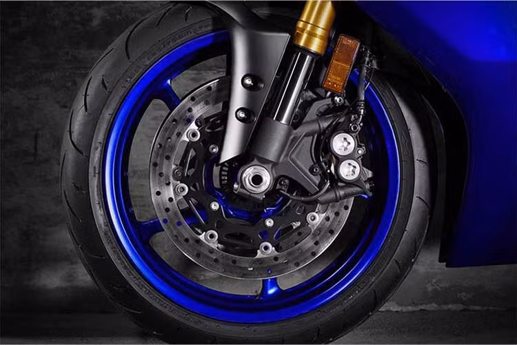 Trên R6 thế hệ mới, hãng xe máy Yamaha đã trang bị cho xe bảng đồng hồ tương tự như R1 đời 2013 với màn hình LCD đơn sắc và báo tua chạy cơ. Tuy nhiên, đồng hồ này đã được cập nhật với màn hình hiển thị nhiều thông tin hơn, do chiếc xe đã được nâng cấp lớn về các công nghệ hỗ trợ so với phiên bản R6 trước.