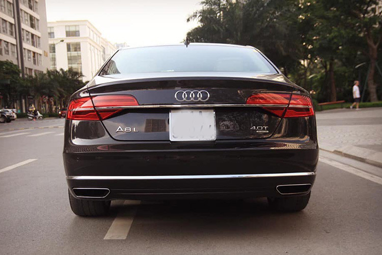 Phiên bản sử dụng động cơ 3.0L TFSI tăng áp siêu nạp cho công suất tối đa 310 mã lực tại dải vòng tua 2.900-4.750 vòng/phút với mức tiêu hao nhiên liệu trung bình chỉ 7.9L/100km. Cả 2 phiên bản Audi A8L thế hệ mới đều được trang bị hộp số Tiptronic 8 cấp với cần chuyển số hiện đại giúp quá trình chuyển số diễn ra nhẹ nhàng và nhanh chóng, cơ cấu điều khiển hộp số tự động điện tử được kết hợp một cách hoàn hảo với hệ dẫn động bốn bánh toàn thời gian Quattro.