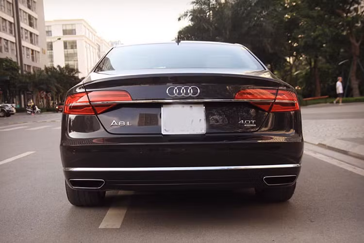 Phiên bản sử dụng động cơ 3.0L TFSI tăng áp siêu nạp cho công suất tối đa 310 mã lực tại dải vòng tua 2.900-4.750 vòng/phút với mức tiêu hao nhiên liệu trung bình chỉ 7.9L/100km. Cả 2 phiên bản Audi A8L thế hệ mới đều được trang bị hộp số Tiptronic 8 cấp với cần chuyển số hiện đại giúp quá trình chuyển số diễn ra nhẹ nhàng và nhanh chóng, cơ cấu điều khiển hộp số tự động điện tử được kết hợp một cách hoàn hảo với hệ dẫn động bốn bánh toàn thời gian Quattro.