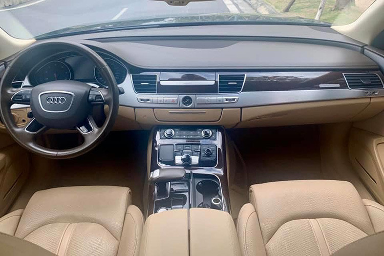 Không gian nội thất bên trong xe được thiết kế khá tiện nghi, rộng rãi và đẳng cấp, đúng theo phong cách vốn có của Audi. Hệ thống đèn LED chiếu sáng trong xe có thể cài đặt tùy chọn ba chế độ màu khác nhau. Audi cũng cung cấp nhiều tùy chọn tiện nghi cao cấp cho hai ghế trước bao gồm hệ thống điều khiển điện theo 10 hướng, chức năng thông gió và 5 chương trình mát-xa khác nhau.