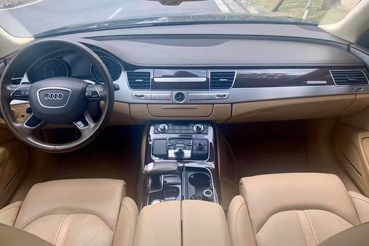 Không gian nội thất bên trong xe được thiết kế khá tiện nghi, rộng rãi và đẳng cấp, đúng theo phong cách vốn có của Audi. Hệ thống đèn LED chiếu sáng trong xe có thể cài đặt tùy chọn ba chế độ màu khác nhau. Audi cũng cung cấp nhiều tùy chọn tiện nghi cao cấp cho hai ghế trước bao gồm hệ thống điều khiển điện theo 10 hướng, chức năng thông gió và 5 chương trình mát-xa khác nhau.