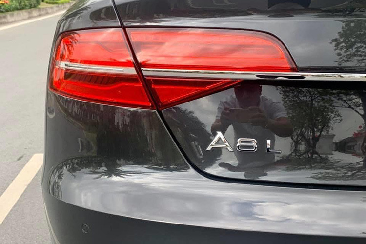 Điểm nhấn trong thiết kế của Audi A8L 2014 là hệ thống đèn pha ma trận "Matrix LED" . Với hệ thống đèn này, Audi một lần nữa khẳng định vị trí bậc thầy công nghệ về ánh sáng của mình. Đèn LED ma trận trên A8L 2014 được tích hợp nhiều tính năng và công nghệ tiên tiến. Bên cạnh việc cải thiện khả năng chiếu sáng, Matrix LED còn có khả năng chiếu sáng thông minh đối với các xe đi ngược chiều, hay giúp phát hiện và cảnh báo cho người đi bộ... 