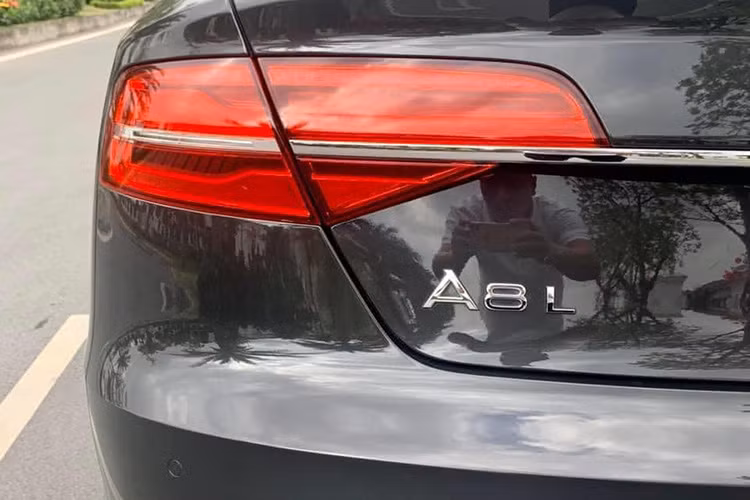 Điểm nhấn trong thiết kế của Audi A8L 2014 là hệ thống đèn pha ma trận "Matrix LED" . Với hệ thống đèn này, Audi một lần nữa khẳng định vị trí bậc thầy công nghệ về ánh sáng của mình. Đèn LED ma trận trên A8L 2014 được tích hợp nhiều tính năng và công nghệ tiên tiến. Bên cạnh việc cải thiện khả năng chiếu sáng, Matrix LED còn có khả năng chiếu sáng thông minh đối với các xe đi ngược chiều, hay giúp phát hiện và cảnh báo cho người đi bộ... 