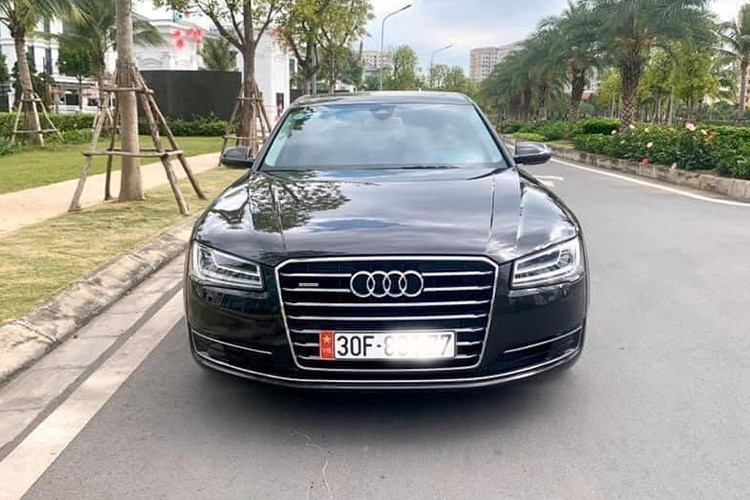 Giá xe Audi A8L 2014 phiên bản 4.0L TFSI Quattro khi ra mắt tại Việt Nam bán ra là từ 4,8 tỷ đồng, phiên bản 3.0L TFSI Quattro là 4,4 tỷ đồng, đã bao gồm thuế VAT và chưa có các tùy chọn. Chiếc xe trong bài viết này sau khoảng 6 năm sử dụng được chủ nhân chào bán khoảng 2,5 tỷ đồng, thấp hơn thời điểm ra mắt khoảng hơn 2 tỷ đồng.
