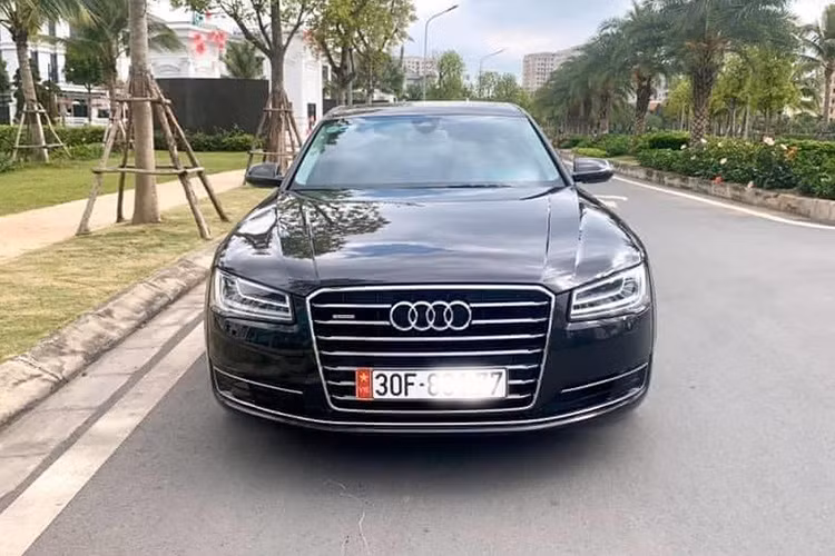 Giá xe Audi A8L 2014 phiên bản 4.0L TFSI Quattro khi ra mắt tại Việt Nam bán ra là từ 4,8 tỷ đồng, phiên bản 3.0L TFSI Quattro là 4,4 tỷ đồng, đã bao gồm thuế VAT và chưa có các tùy chọn. Chiếc xe trong bài viết này sau khoảng 6 năm sử dụng được chủ nhân chào bán khoảng 2,5 tỷ đồng, thấp hơn thời điểm ra mắt khoảng hơn 2 tỷ đồng.