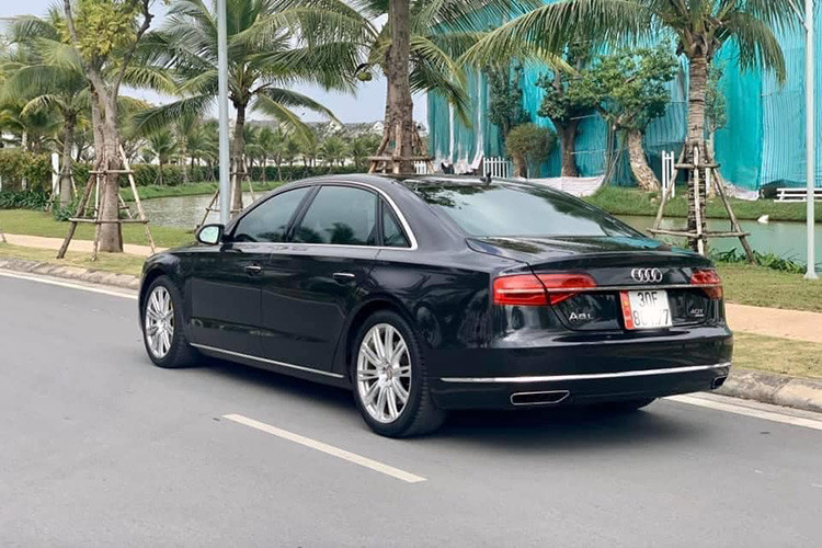 Thiết kế ngoại thất của Audi A8L 2014 khá hiện đại và sang trọng theo phong cách lịch lãm thường thấy ở hãng xe Đức. Nắp ca-pô xe, lưới tản nhiệt hình thang đặc trưng và cản trước được kết nối bởi những đường gân liền mạch. Tất cả toát lên vẻ tiện nghi, trau chuốt nhưng cũng không kém phần thực dụng như các phiên bản trước đây trong dòng xe A8 của Audi.