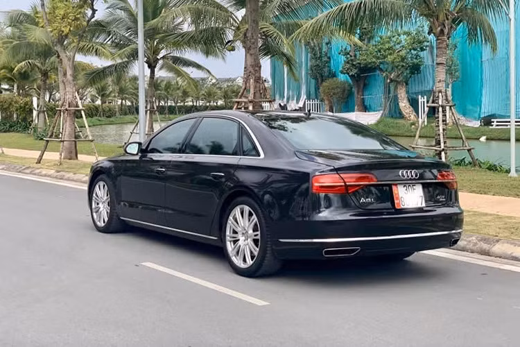 Thiết kế ngoại thất của Audi A8L 2014 khá hiện đại và sang trọng theo phong cách lịch lãm thường thấy ở hãng xe Đức. Nắp ca-pô xe, lưới tản nhiệt hình thang đặc trưng và cản trước được kết nối bởi những đường gân liền mạch. Tất cả toát lên vẻ tiện nghi, trau chuốt nhưng cũng không kém phần thực dụng như các phiên bản trước đây trong dòng xe A8 của Audi.