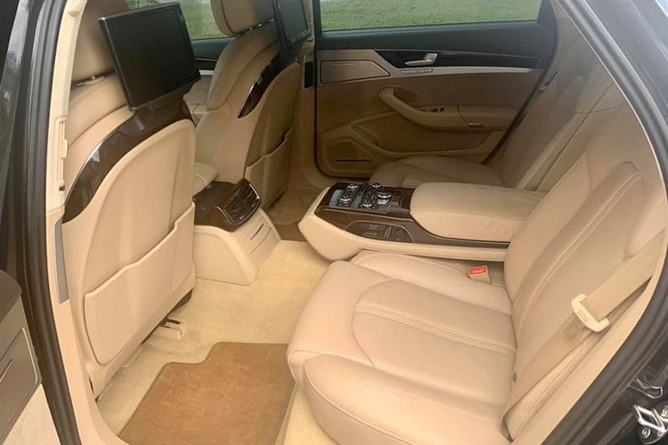 Audi A8L 2014 được phân phối tại Việt Nam với 2 phiên bản động cơ 4.0L TFSI và 3.0L TFSI. Động cơ xăng V8 4.0L tăng áp TFSI mạnh mẽ nhất cho công suất tối đa 435 mã lực tại dải vòng tua 1.500 - 5.000 vòng/phút, nhờ đó chiếc xe chỉ mất 4,6 giây để tăng tốc từ 0 - 100km/h nhưng vẫn giữ mức tiêu hao nhiên liệu chỉ 9.2L/100km và thải ra 216g CO2/km.