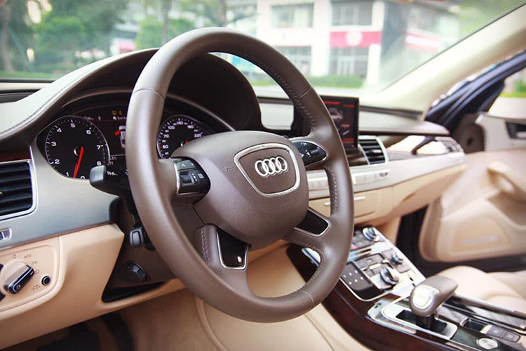 Bảng điều khiển trung tâm được bọc da cao cấp, hàng ghế sau được trang bị gác chân điều khiển điện mang đến sự thoải mái vượt trội cho hành khách phía sau. Ngoài ra, chiếc xe còn được trang bị nhiều tính năng và trang thiết bị tiện nghi khác như màn hình giải trí cho hàng ghế sau, hệ thống lọc không khí ion, cửa hít và tủ lạnh trên xe...