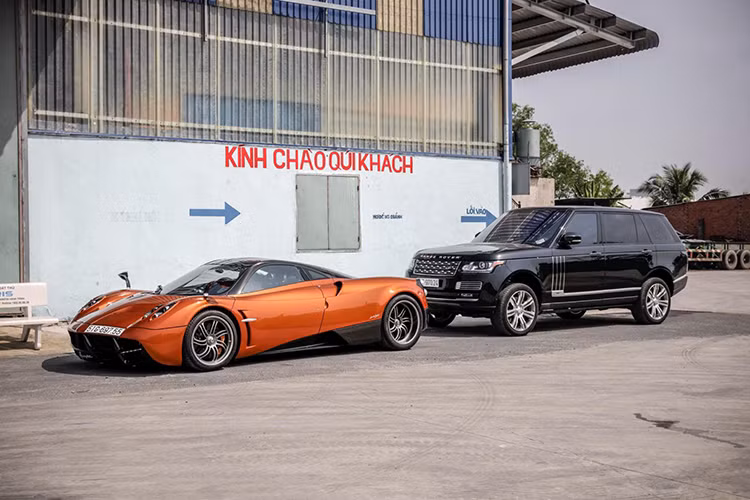 Thông tin này không được chia sẻ trực tiếp bởi đại gia ngành nhựa, nhưng mới đây chiếc xe SUV hạng sang Range Rover Autobiography LWB đời cũ của Minh Nhựa đã bất ngờ xuất hiện tại một đại lý ôtô cũ nổi tiếng ở quận 5, TP HCM để tìm chủ mới.