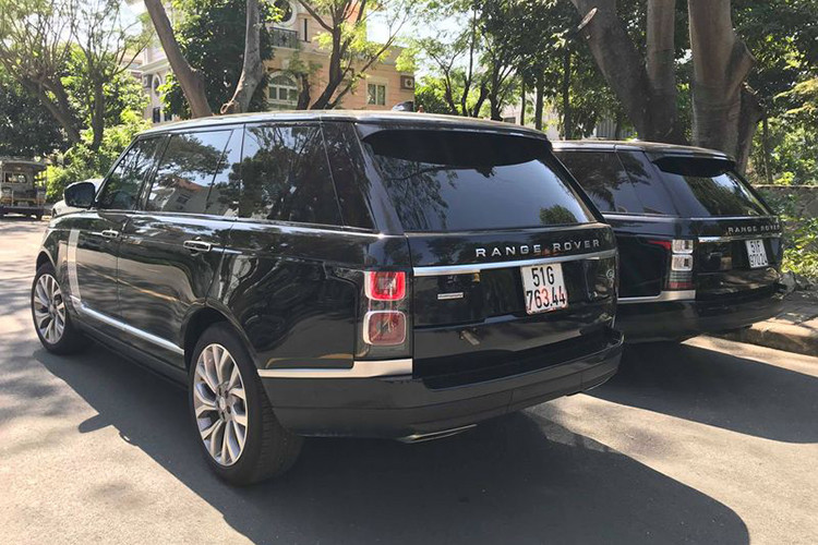 Range Rover Autobiography LWB Black Edition ra mắt lần đầu hồi năm 2013 và nhanh chóng trở thành cái tên được các đại gia săn đón. Nhìn lướt qua nhiều người sẽ nhầm tưởng đây chỉ là một phiên bản Autobiography thường bởi về thiết kế bên ngoài xe không có quá nhiều sự thay đổi.