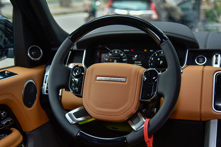 Toàn bộ phần nội thất bên trong xe đều được bọc da cao cấp pha thêm những chi tiết được ốp gỗ sang trọng. Xe sở hữu cửa sổ trời siêu rộng giúp xe trở nên thông thoáng mỗi khi cần thiết. Vô-lăng thể thao 4 chấu tích hợp các nút bấm điều khiển. Màn hình cảm ứng trung tâm hiển thị đầy đủ các chức năng cần thiết cũng như giải trí đa phương tiện.