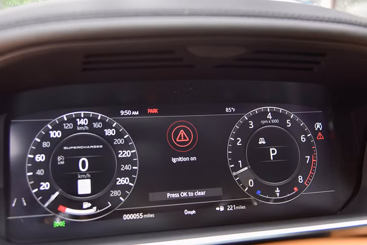 Việc được tăng trục cơ sở thêm 140 mm giúp chiếc SUV này giống như một căn phòng siêu sang trọng di động. Ngoài ra, xe còn được trang bị thêm một số chức năng và công nghệ rất hiện đại khác như các hệ thống lái xe chống trượt, hỗ trợ an toàn khi lên và xuống dốc, hệ thống massage ở hàng ghế sau, tủ làm lạnh với 1 ngăn để chai và 2 ngăn để cốc...