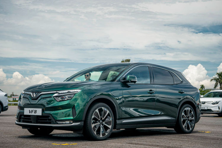 VinFast lap ky luc doanh so voi hon 4.000 xe oto dien VF8 va VF e34