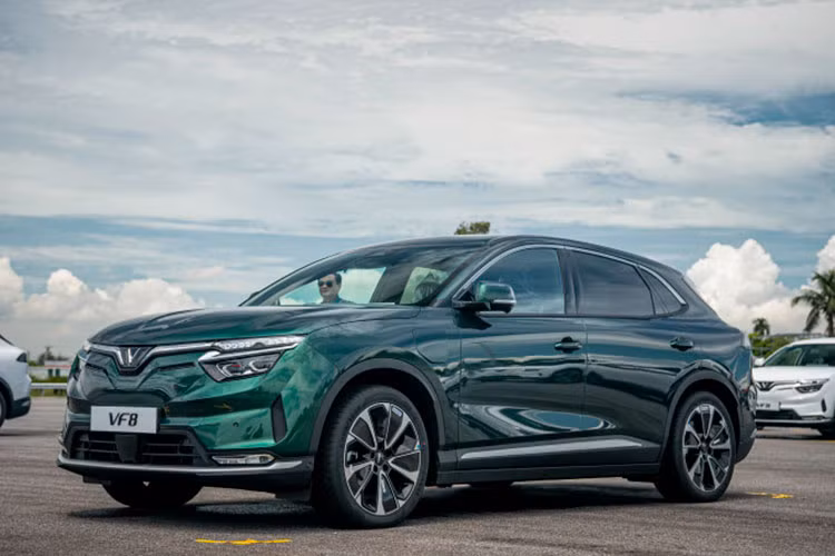 VinFast lap ky luc doanh so voi hon 4.000 xe oto dien VF8 va VF e34