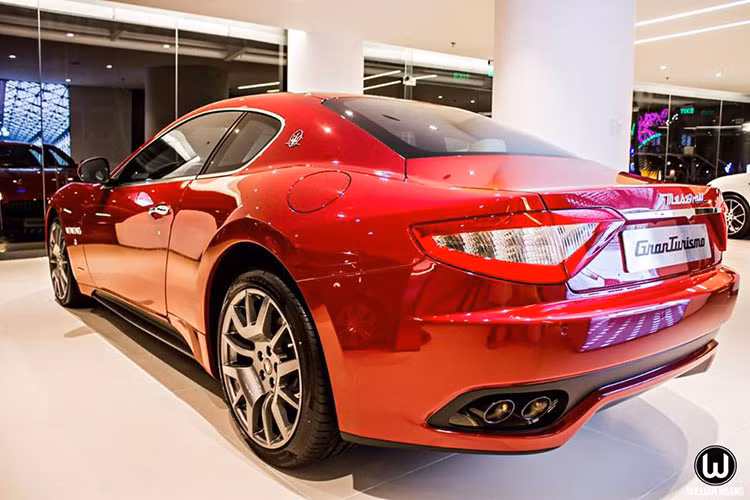 Thân xe được thiết kế bởi Pininfarina - xưởng chuyên tạo hình những chiếc Ferrari. Cả Maserati và Ferrari đều thuộc sở hữu của tập đoàn mẹ Fiat, vì vậy nhiều chi tiết thiết kế cũng như khung sườn trên Granturismo Sport được chia sẻ từ Ferrari 599 và 612. Đuôi xe ngoài cụm đèn Led thiết kế ấn tượng là bộ đôi ống xả kép đầy mạnh mẽ.