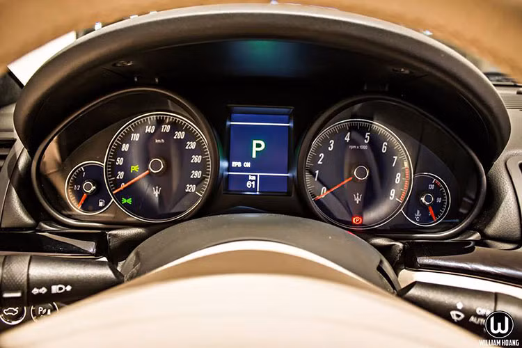 Vô-lăng có góc điều chỉnh rộng. Tầm nhìn của GranTurismo trung bình, bị che khuất bởi trụ A và trụ C mập mạp, giống như nhìn ra ngoài qua một chiếc mũ chùm đầu. Nhìn vào các gương chiếu hậu lớn sẽ thấy thân xe cơ bắp với rất nhiều đường cong kết hợp.