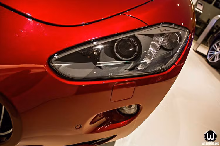 Phần đầu xe được thiết kế tương tự MC Stradale với hai mang cá hút gió ở cản trước, có tác dụng làm mát phanh và hướng luồng gió làm mát động cơ. Xe cũng sử dụng khung nhôm nguyên khối, nhờ đó giảm trọng lượng xuống còn 1.780 kg. Hệ thống đèn pha bi-xenon kết hợp với dải LED định vị cũng được trang bị.