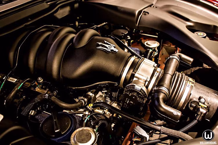 GranTurismo sở hữu động cơ 4,2 lít V8, công suất 402 mã lực, mô-men xoắn cực đại 420 Nm. Hộp số tự động ZF 6 cấp với chức năng sang số bằng tay gắn trên vô-lăng. Xe tăng tốc lên 100 km/h trong vòng 5,2 giây từ vị trí xuất phát. Vận tốc tối đa 285 km/h.