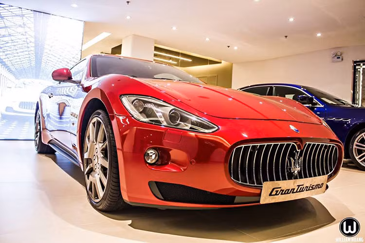 Ra mắt lần đầu tiên tại triển lãm Geneva vào năm 2007, s iêu xe Maserati GranTurismo từng khiến nhiều khách hàng ngạc nhiên khi có thiết kế lạ mắt, nắp ca-pô kéo dài trong khi đuôi xe được ép lại ngắn gọn, giúp gợi nhớ đến siêu xe mạnh mẽ Ferrari 599 GTB.