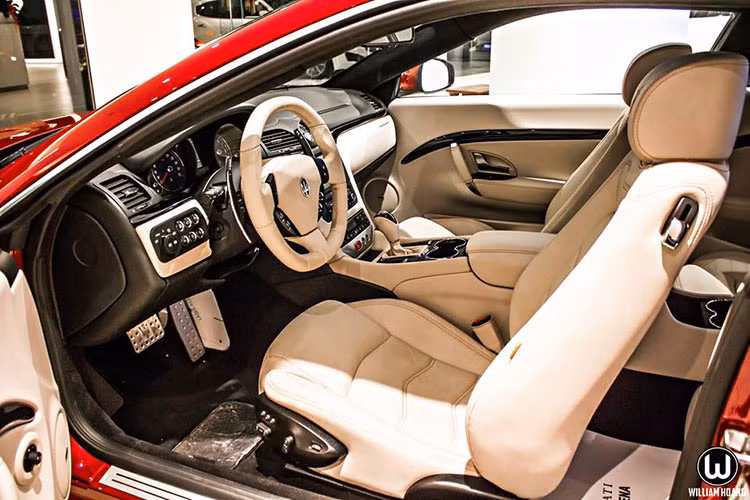 Bên trong Maserati GranTurismo chính hãng tại Việt Nam là sự kết hợp giữa màu trắng kem và đen. Xe có thiết kế 4 chỗ ngồi với ghế ngồi bọc da Alcantara cao cấp kết hợp cùng các chi tiết làm từ carbon siêu nhẹ. Vô-lăng 3 chấu thể thao bọc da cùng tông màu nội thất.