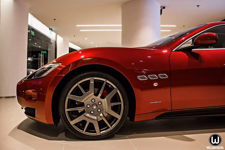 Thay cho la-zăng hợp kim nhôm 5 chấu kép 20 inch như trên bản Sport, chiếc Maserati GranTurismo mới này sử dụng la-zăng đa chấu với kiểu thiết kế đầy ấn tượng theo hình logo cây đinh ba đặc trưng của hãng.