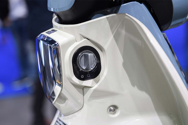 Được thiết kế với phần yếm màu trắng khá tinh tế, mang dáng dấp dòng xe Cub cũ. Tuy nhiên ,ẫu xe số của Honda cũng sử dụng khoá thông mình tương tự các dòng xe tay ga khác của hãng như Sh, PCX hay Lead...