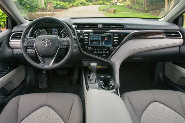 Mẫu xe sedan Toyota Avalon cũng là chiếc sedan duy nhất có trong danh sách 10 ôtô người Mỹ sử dụng lâu nhất, với thời gian sử dụng trung bình khoảng 9 năm. Điều làm nên đẳng cấp của Avalon chính là tính thẩm mỹ ở cả ngoại thất và nội thất và đặt biệt là hiệu suất vượt trội.