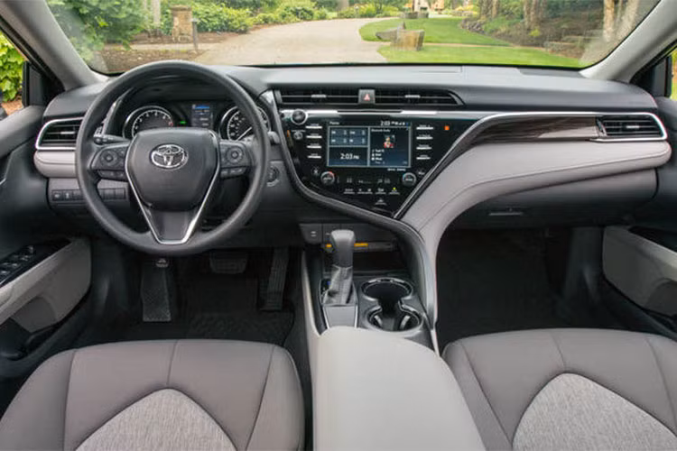 Mẫu xe sedan Toyota Avalon cũng là chiếc sedan duy nhất có trong danh sách 10 ôtô người Mỹ sử dụng lâu nhất, với thời gian sử dụng trung bình khoảng 9 năm. Điều làm nên đẳng cấp của Avalon chính là tính thẩm mỹ ở cả ngoại thất và nội thất và đặt biệt là hiệu suất vượt trội.