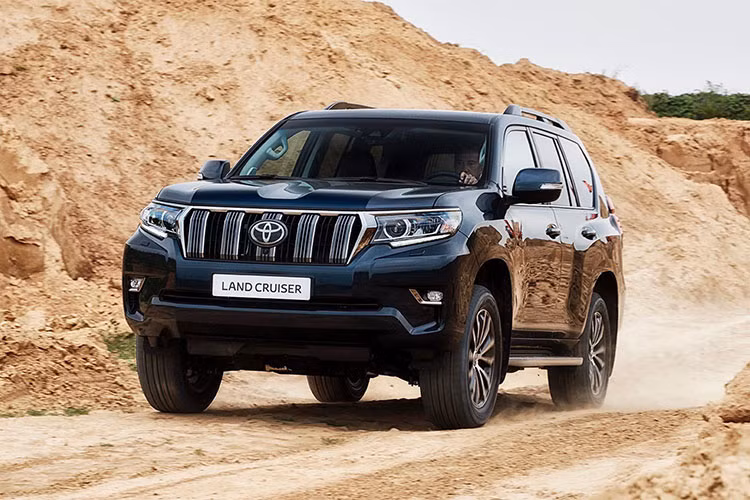 Ít mẫu xe nào được sử dụng lâu hơn Toyota Land Cruiser - 11 năm. Mẫu SUV này khẳng định những giá trị truyền thống dựa trên nền tảng mới của thiết kế và công nghệ. Cấu trúc thân xe chắc chắn cùng động cơ mạnh mẽ mang đến khả năng vận hành ưu việt. Đây là một trong những lựa chọn không thể bỏ qua của những người muốn mua xe việt dã. 