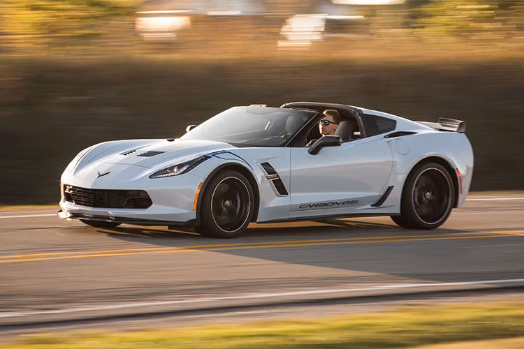 Đứng thứ 4 là mẫu xe thể thao Chevrolet Corvette. Dù không thực sự ghi điểm về chất lượng, nhưng Corvette vẫn luôn lôi cuốn giới mê xe. Cái tên “Corvette” được đặt theo một loại tàu chiến hộ tống cỡ nhỏ của Mỹ. Cùng với hai đối thủ chính là Ford Mustang và Dodge Viper, Corvette đã trở thành biểu tượng, một di sản của khái niệm xe cơ bắp phong cách Mỹ.