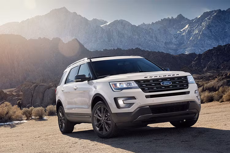 Đứng thứ 3 là mẫu SUV cỡ lớn Ford Explorer, nhưng là thế hệ trước. Đây cũng là mẫu xe nằm trong danh sách “đã mua là ít khi thất vọng” của người tiêu dùng, với thời gian sử dụng trung bình khoảng 9 năm. 