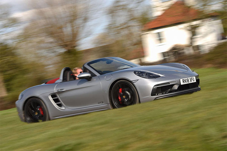 Siêu xe Porsche Boxster đứng thứ 2 trong danh sách đáng tin cậy nhất trên thế giới. Mẫu xe mui trần này mang chất phóng khoáng. Boxster nổi tiếng về chất lượng và độ tin cậy, nhưng giá bán cũng chót vót.