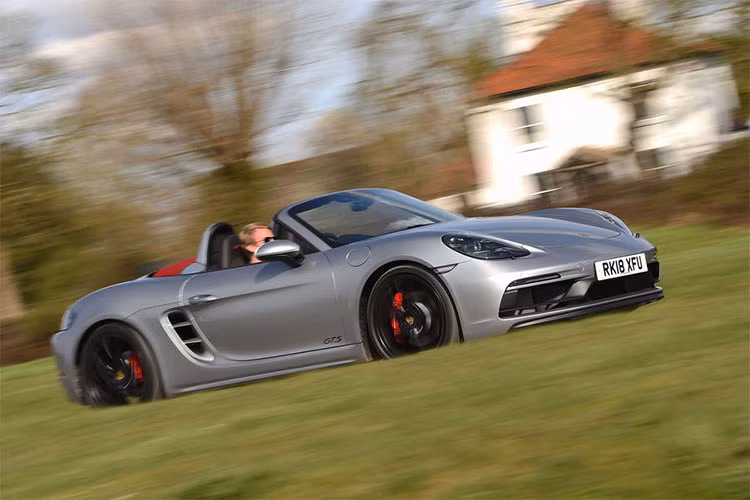 Siêu xe Porsche Boxster đứng thứ 2 trong danh sách đáng tin cậy nhất trên thế giới. Mẫu xe mui trần này mang chất phóng khoáng. Boxster nổi tiếng về chất lượng và độ tin cậy, nhưng giá bán cũng chót vót.