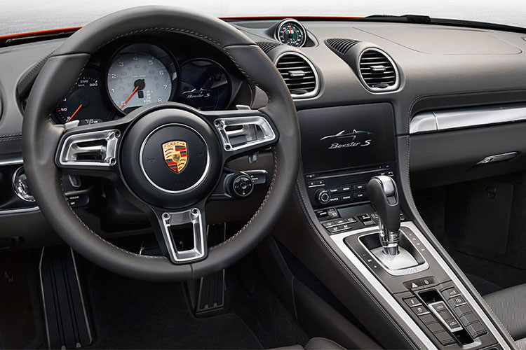 Các chuyên gia cũng cho rằng, mẫu Boxster với động cơ đặt giữa giống như cánh cửa mở lối cho bất kì ai bước vào thế giới của những chiếc xe thể thao. Trung bình Porsche Boxster được các chủ xe tin dùng trong 10 năm.