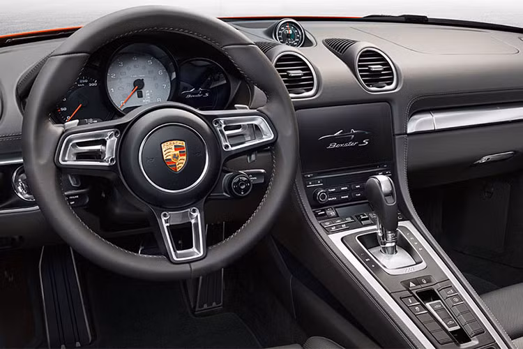 Các chuyên gia cũng cho rằng, mẫu Boxster với động cơ đặt giữa giống như cánh cửa mở lối cho bất kì ai bước vào thế giới của những chiếc xe thể thao. Trung bình Porsche Boxster được các chủ xe tin dùng trong 10 năm.