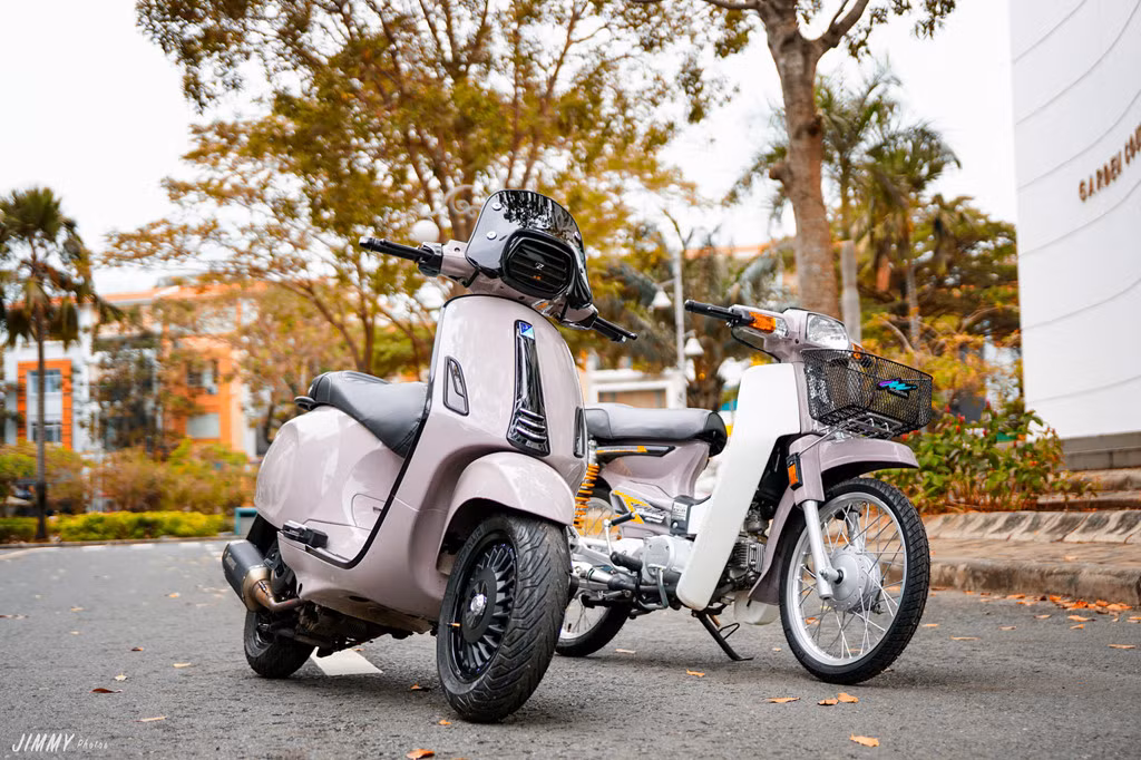 Piaggio Vespa Sprint là mẫu xe tay ga cao cấp phù hợp với nam giới. Với đặc điểm yên cao, động cơ mạnh và phần đầu hầm hố, dòng xe này cũng được một số bạn trẻ thích độ xe tuỳ chỉnh trở nên khác biệt.