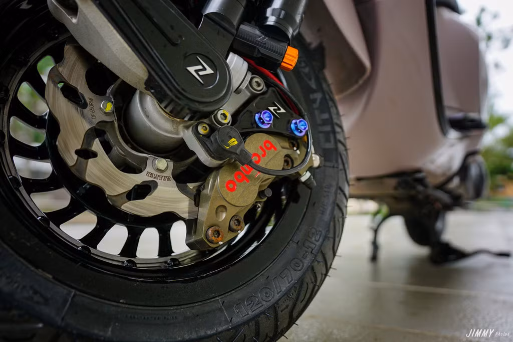 Hệ thống phanh trước hiệu Brembo P4 3-/40, đi cùng đĩa Galfer có khả năng chịu nhiệt cao. Mặc dù đường kính đĩa khá nhỏ nhưng lực phanh của Brembo giúp người lái an toàn hơn trong những tình huống khẩn cấp. 